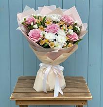 Букет цветов из:  Гвоздики, Орхидеи и Розы в Краснооктябрьском