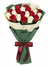 Букет Микс из красных и белых роз в Краснооктябрьском