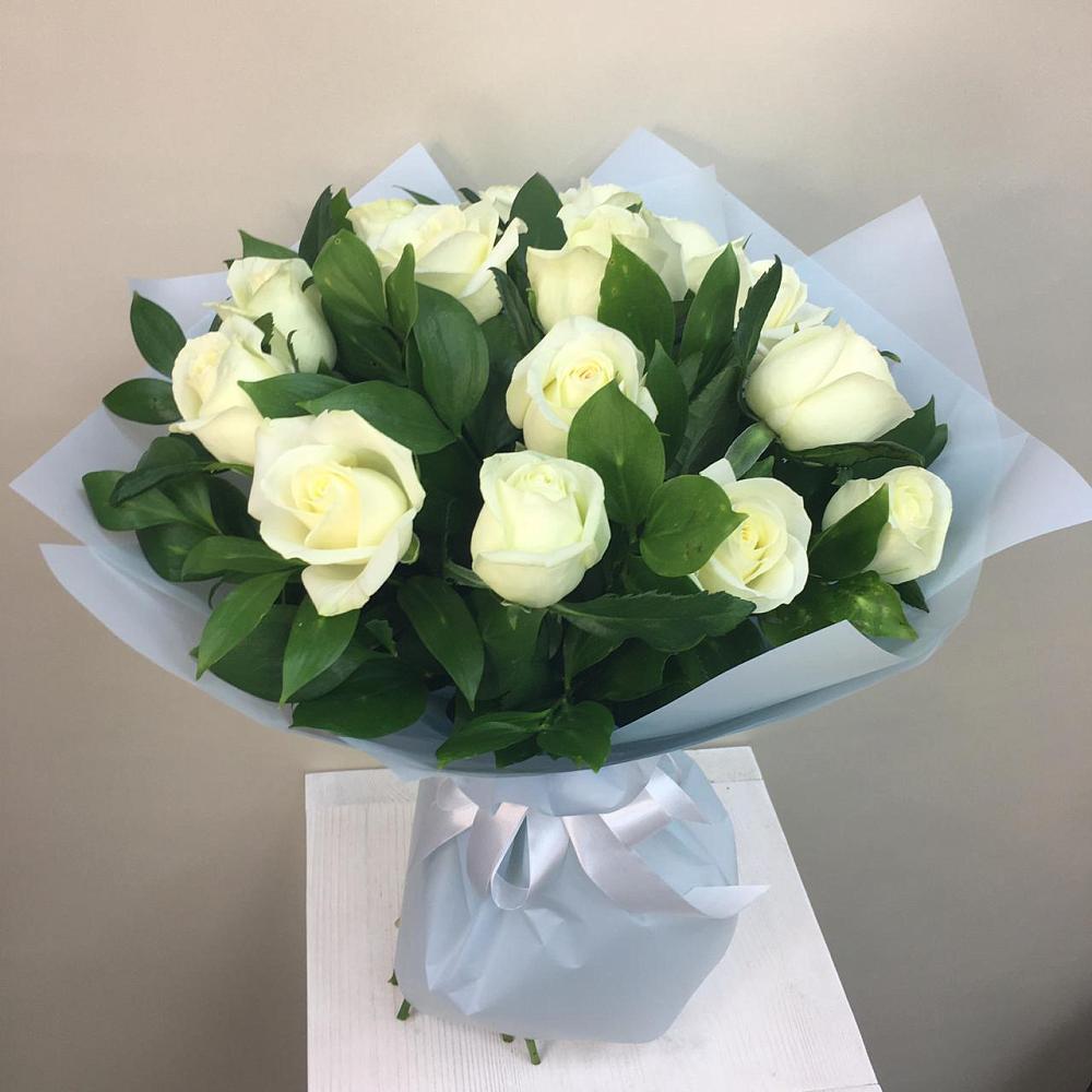 Букет 15 Белых роз Проуд в Краснооктябрьском