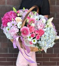 Композиция солнечный день в Краснооктябрьском Цветочная композиция из Розы, Хризантемы, Пионы и Лизиантусы в корзине в Краснооктябрьском