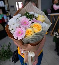 Букет цветов из:  Герберы, Розы и Хризантемы в Краснооктябрьском