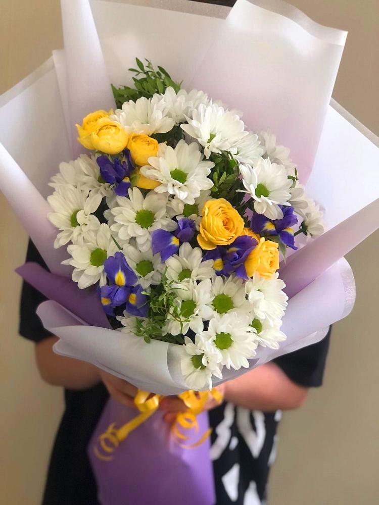 Букет цветов из: Ирисы, Хризантемы и Розы в Краснооктябрьском