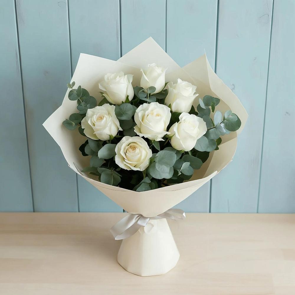 Букет Белые розы в Эвкалипте в Краснооктябрьском