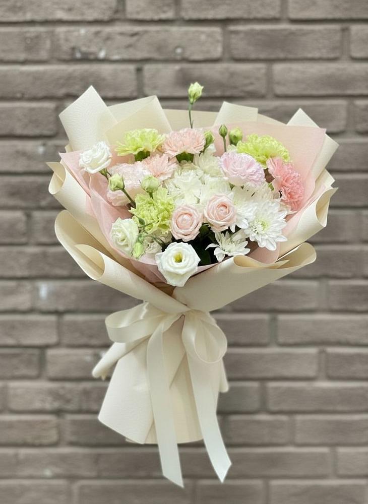 Букет цветов из: Гвоздики, Розы, Лизиантусы и Хризантемы в Краснооктябрьском