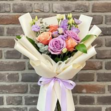 Букет цветов из:  Лизиантусы и Розы в Краснооктябрьском