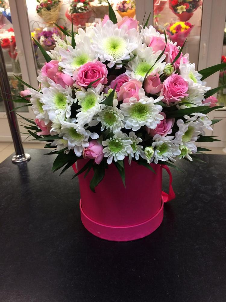 Цветочная композиция из Розы и Хризантемы в шляпной коробке в Краснооктябрьском